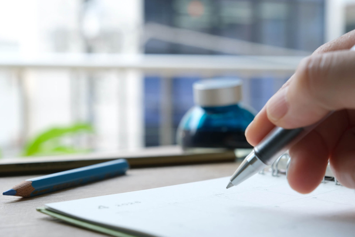 試し書きをしながらどんな中紙にしようかと思案